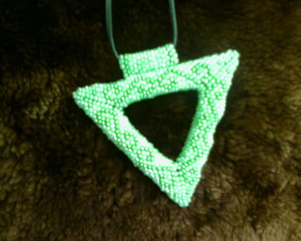 Zöld peyote háromszög medál egyik fele