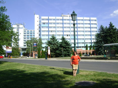 A háttérben a hotel