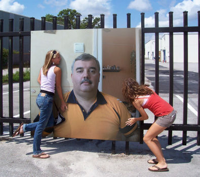 Geza az utcai plakaton a nok kozt