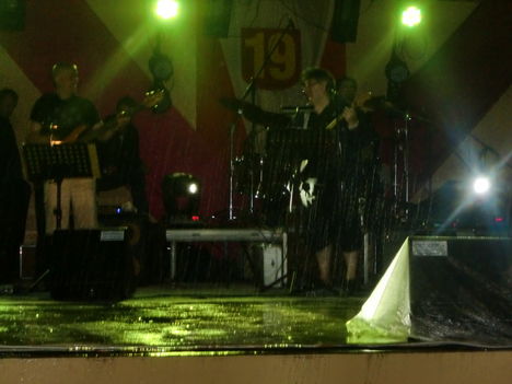 3+2 együttes,Élő koncert,fergeteges buli az esőben