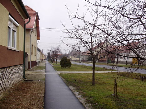 A  szülőfalum fő utcája.