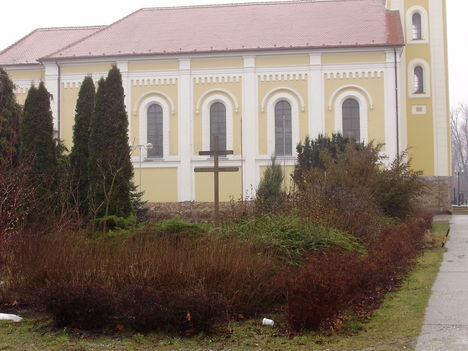 Agyagosszergény temploma, és a park.