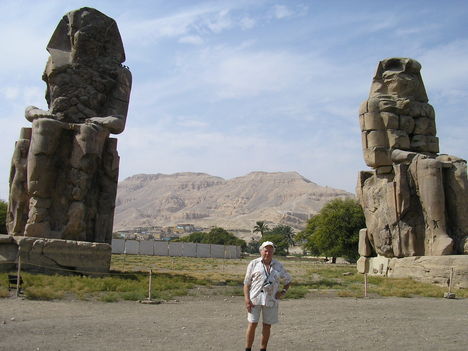 Egyiptom 2007 Memnon kolosszusnál