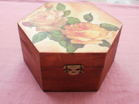 rózsás hatszögletű doboz