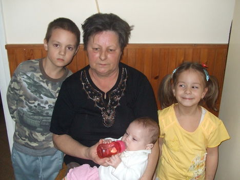 Mama a három unokával
