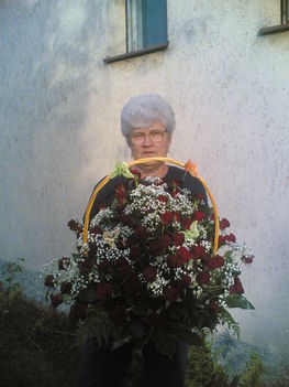 Anyukám a 60 szál gyönyörű piros rózsájával:) 2007.07.12