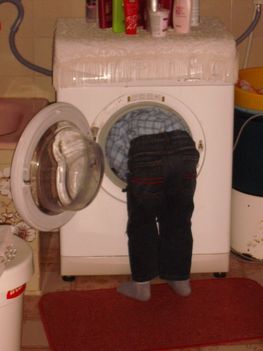 Kisdrágám szereli a mosógépet:)