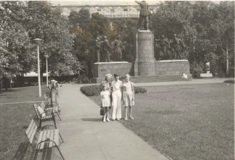 A Kossuth szobor előtt 1978-ban