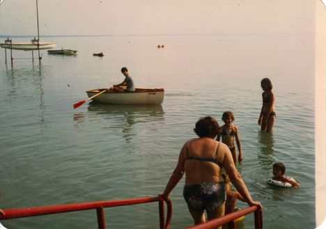 Balatonkenesén 1981-ben a Vízűgyí üdülőben a tó partján
