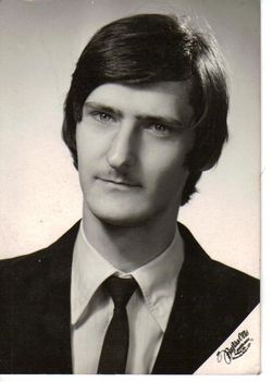 n 1983 februárjában szakmunkás iskólai tablóképem