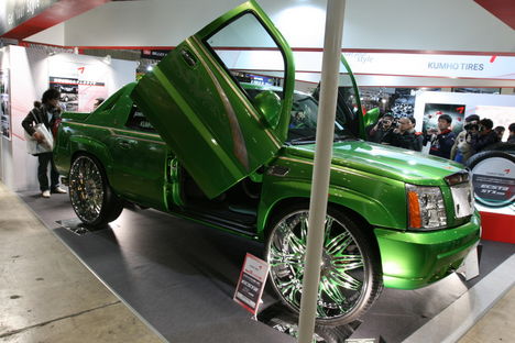 cadillac_ext_with_32_inch_asanti_wheels_1