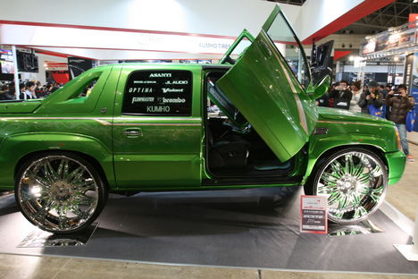 cadillac_ext_with_32_inch_asanti_wheels_3