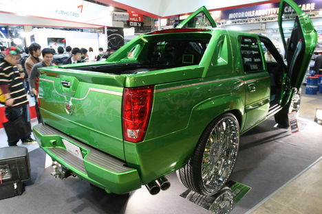 cadillac_ext_with_32_inch_asanti_wheels_4