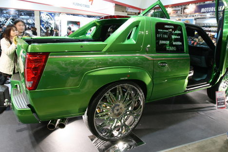 cadillac_ext_with_32_inch_asanti_wheels_5