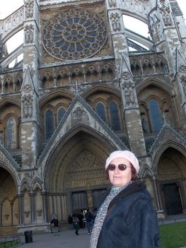 NEM RÉG TÖRTÉNT. 1 A WESTMINSTER ABBEY ELÖTT.