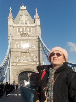 NEM RÉG TÖRTÉNT. 3 n a Tower bridge-en.
