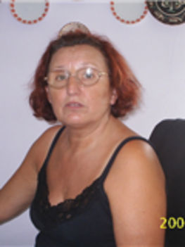otthon a gép előtt.