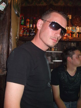 Viktor feszít
