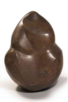427 - Pálffy Katalin - Ülő nő, 1972. 23x16x14cm - Vörös márvány 0133