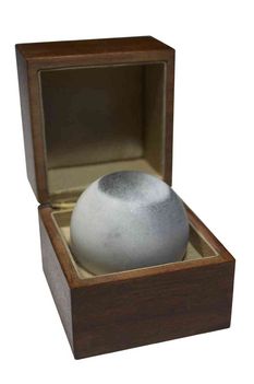 438 - Pauer Gyula - Pinpong labda díszdobozban II, 2001. 5x5x5cm - Fadoboz és márvány 0032
