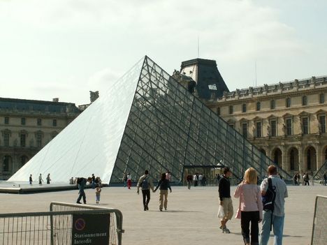 A Louvre bejarata