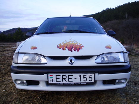 rebi előlről