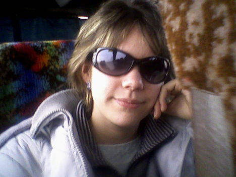 Én a buszon napszemcsiben!!:P