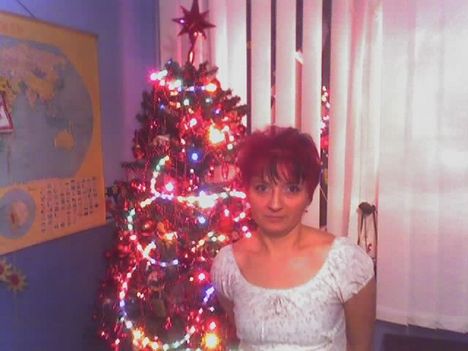 Zsuska a karácsonyfa előtt.2008.12.31-én.