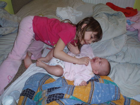 Martina megprobálja kicsomagolni a babát