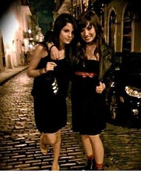 306974ae3d9876dc_selena-gomez-demi-lovato