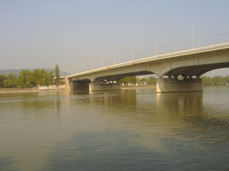 Árpád-híd, Dunapart
