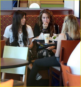 miley-cyrus-girls-day-out-07