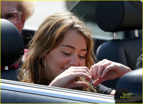 miley-cyrus-in-out-burger-18