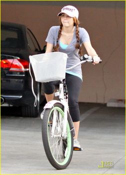 miley-cyrus-smet-cap-pilates-10