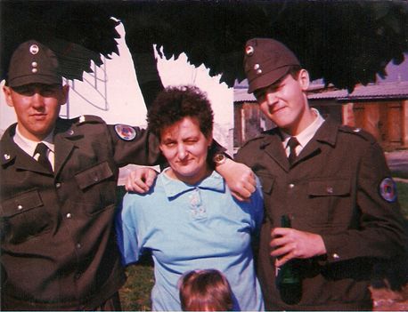 Én meg Bratyó és Anyu amikor katonák voltunk
