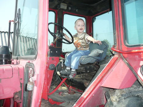 Öreg kereszt traktorjában