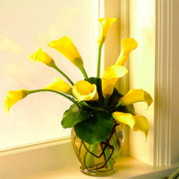 váza sárga virággal