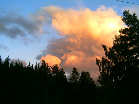 2006-06-23-esti felhök Szurtéba