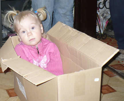 Kicsi lány a nagy  dobozban:)