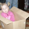 Kicsi lány a nagy  dobozban:)