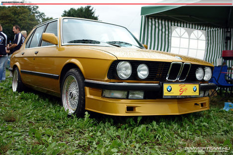 BMW E-28 sárga
