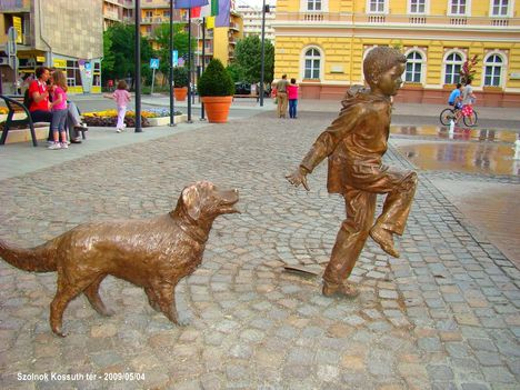 Kossuth téri fiú kutyával (bronz)