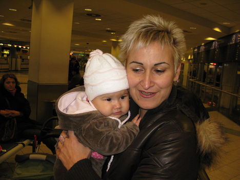 Jutka lányom és Liliána a reptéren.