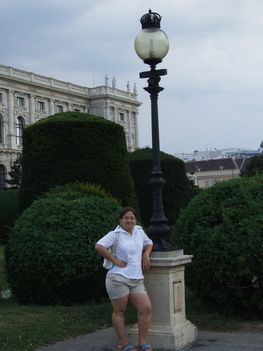 Egy oszlop mellett állok Bécsbne