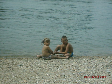 Zoé és Dávid a Duna partján