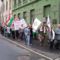 Tüntető felvonulás  Végig a Petőfi S. utcán