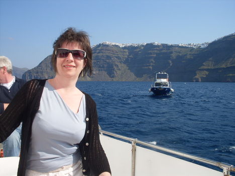 Santorini felé kis hajón