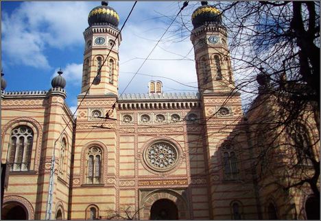 180. Magyarország - Budapest, a Zsinagóga tornyai a kiskörúton