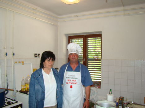 ...előkészületek a konyhában...