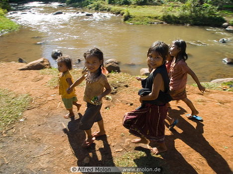 07 Lao children walking along the creek